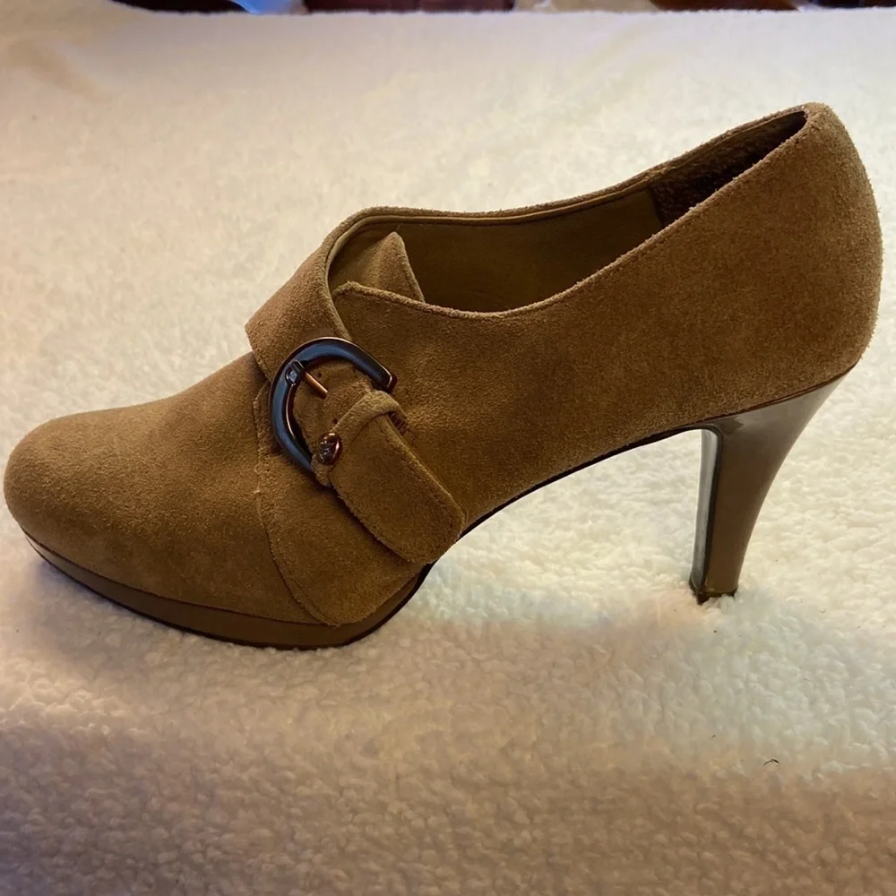Anne Klein Winterlyn Tan Leather Upper Suede 3.5” Patent Heel EUC Size 8.5